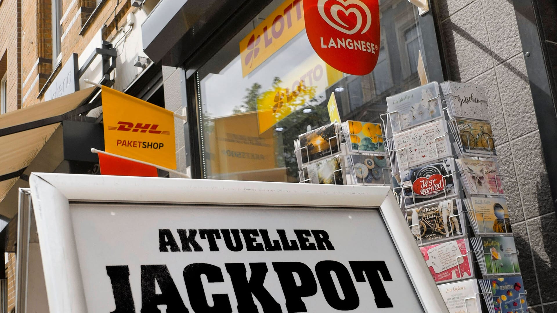 Ein Schild in einem Kiosk in Hannover zeigt den Jackpot an (Symbolbild): Zwei Gewinner wissen möglicherweise noch nichts von ihrem Glück.