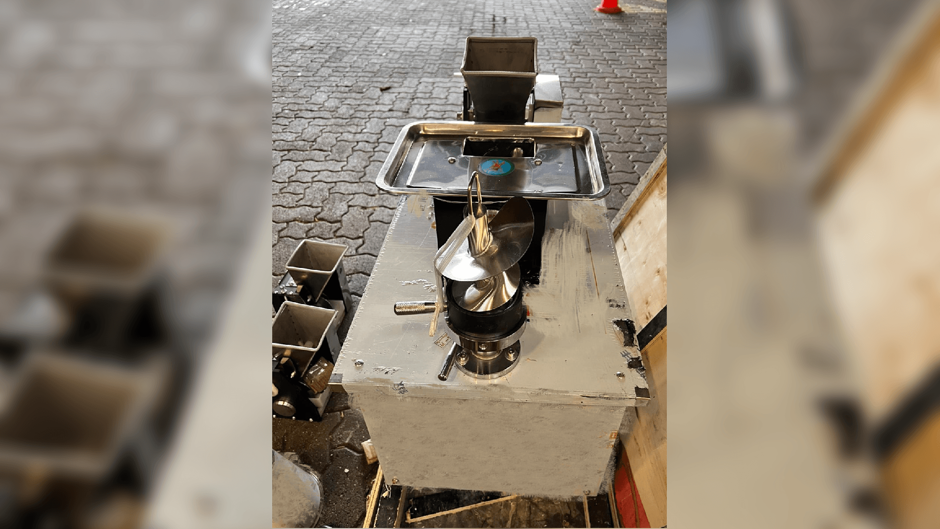 Ein Foto der Maultaschenmaschine: Sie wird nun nicht an den Empfänger ausgeliefert.