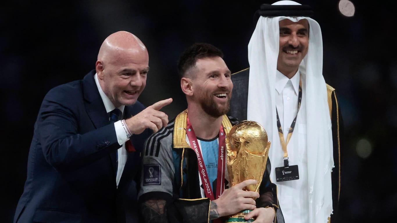 Gianni Infantino (li.), Lionel Messi und der Emir von Katar.