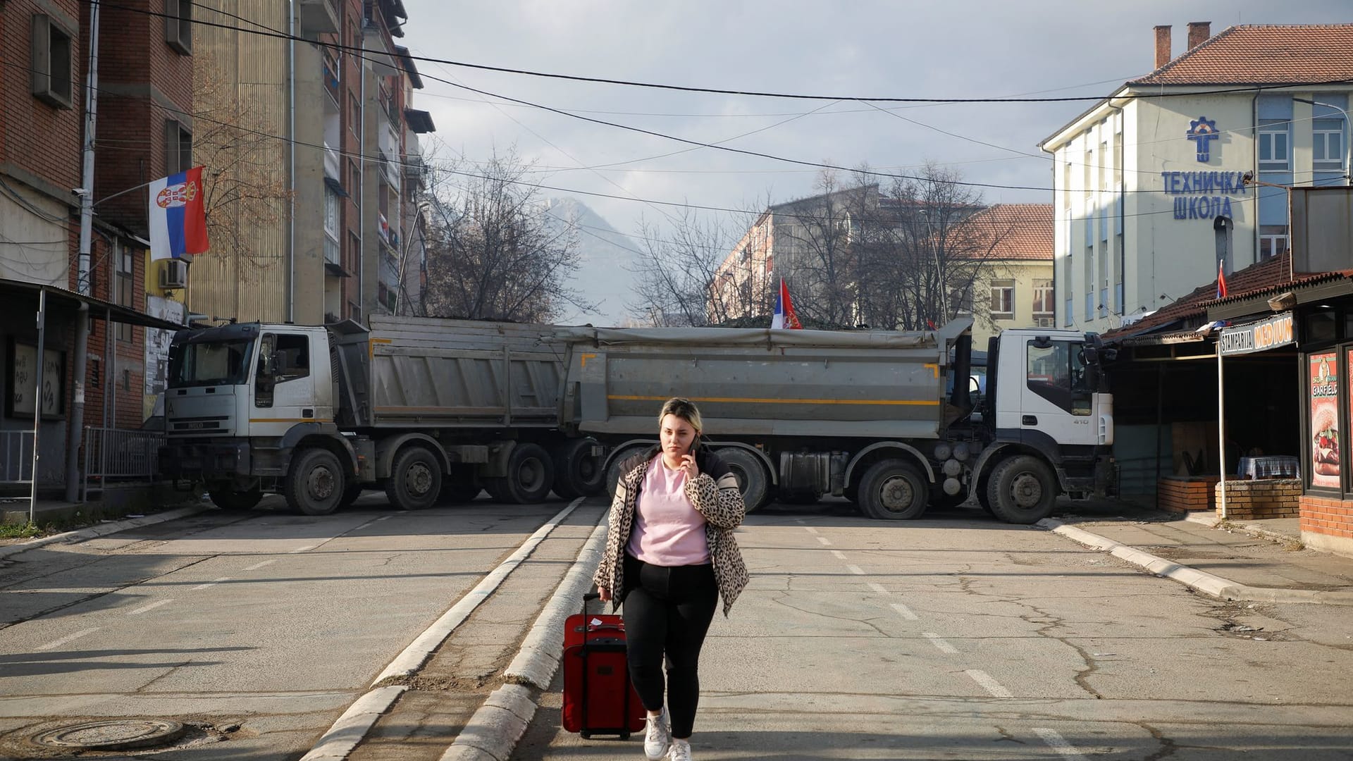 Straßenblockade in der geteilten Stadt Mitrovica: Militante Serben blockieren einen Zugang zu einem von Bosniaken bewohnten Viertel.