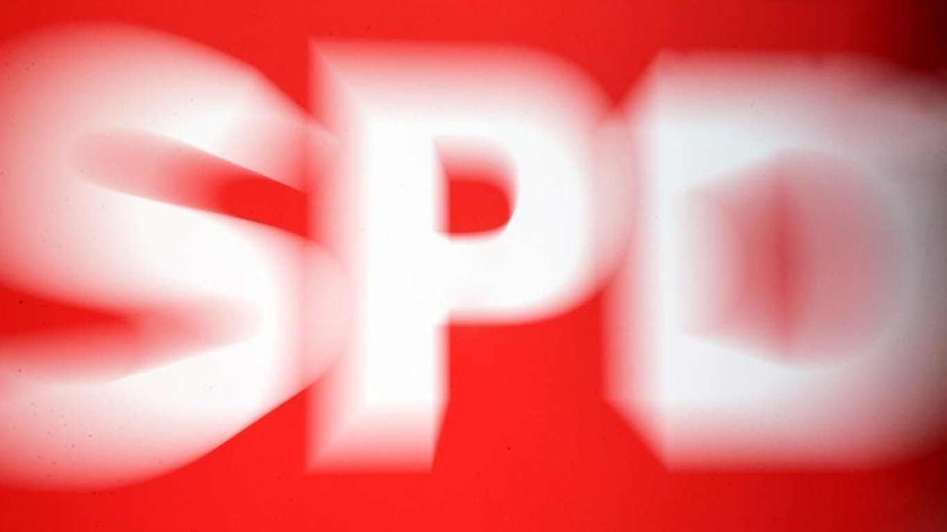Das Logo der SPD in der Parteizentrale in Berlin (Symbolfoto): Rot-Grün-Rot hätte zurzeit die Nase vorn.