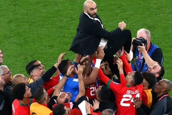 Walid Regragui: Marokkos Trainer wird gefeiert.