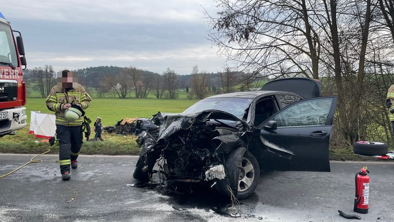 Ein Rettungshubschrauber und ein Krankenwagen am Unfallort im Landkreis Fürth: Dort starb eine Frau nach einem Frontalzusammenstoß.