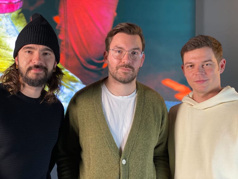 t-online-Reporter Sebastian Berning mit Tom Kaulitz und Georg Listing beim Interviewtermin in Berlin.