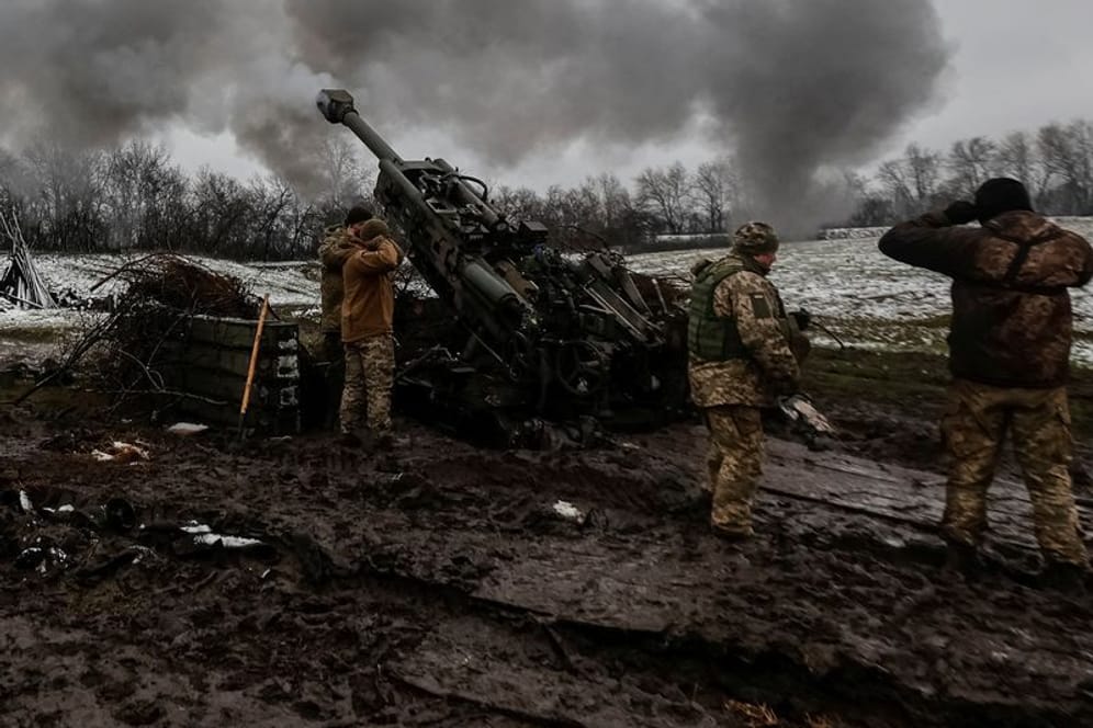 Donezk: Ukrainische Artillerie schießt auf russische Stellungen im Osten der Ukraine.