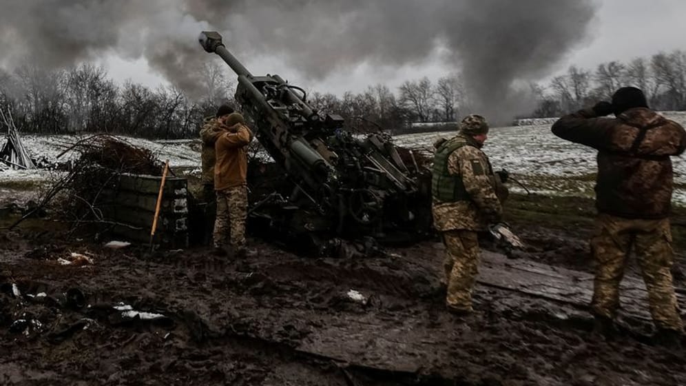 Donezk: Ukrainische Artillerie schießt auf russische Stellungen im Osten der Ukraine.