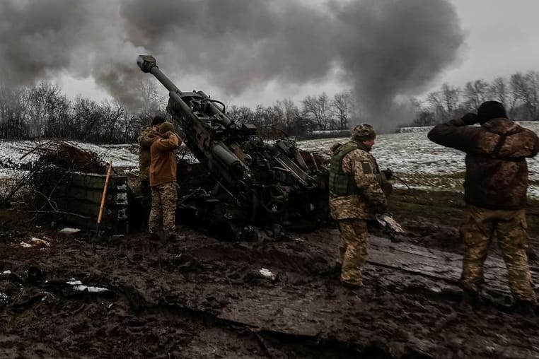 Donezk: Ukrainische Artillerie schießt auf russische Stellungen im Osten der Ukraine.