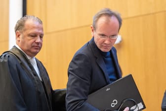 Markus Braun (rechts) vor seinem Prozess in München: Der einstige Top-Manager von Wirecard muss sich vor Gericht unter anderem wegen bandenmäßigen Betrugs verantworten.