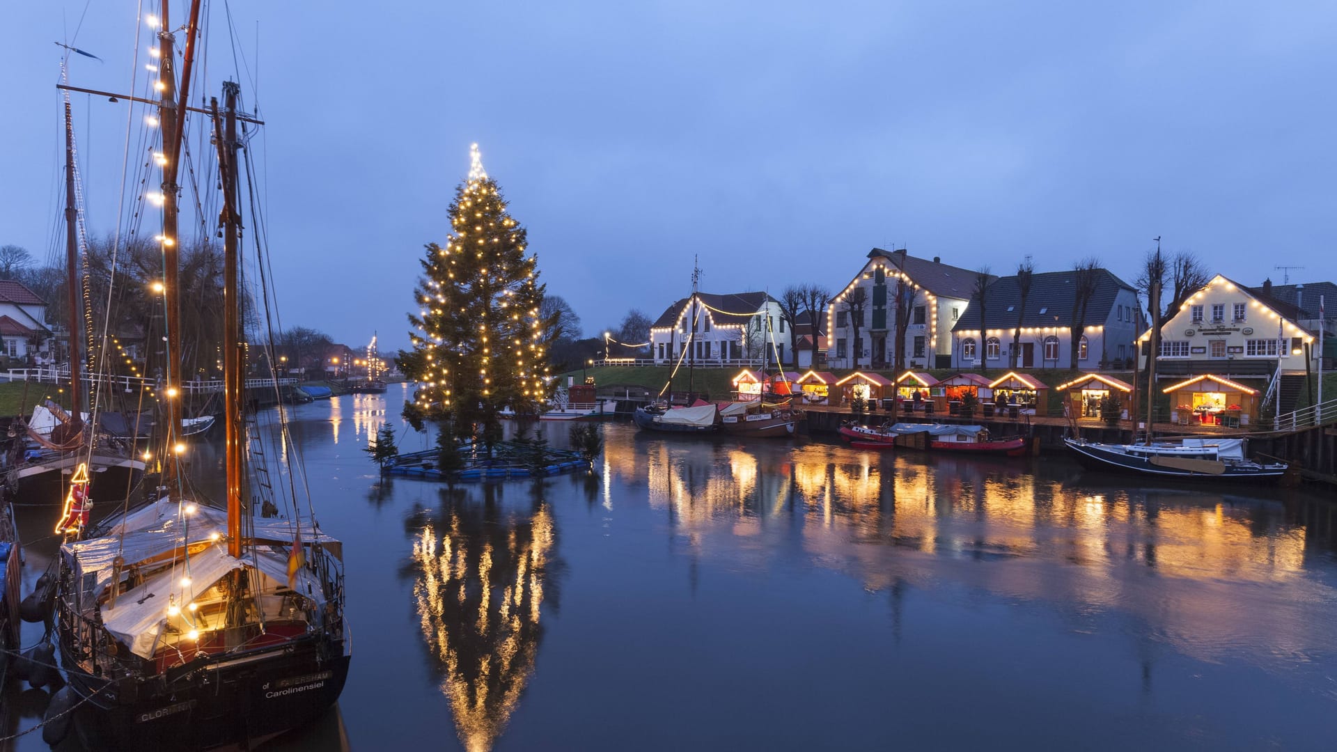 Der schwimmende Weihnachtsbaum in Carolinensiel (Archivbild).