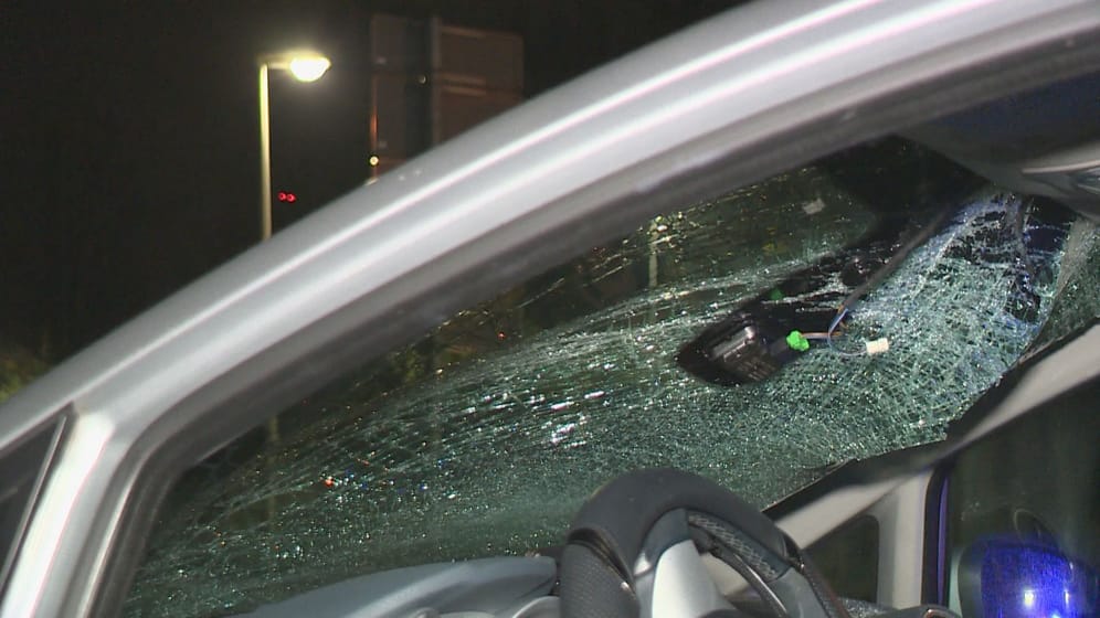 Zersplitterte Frontscheibe eines Autos: Eine 20-Jährige wurde bei einem Unfall schwer verletzt.