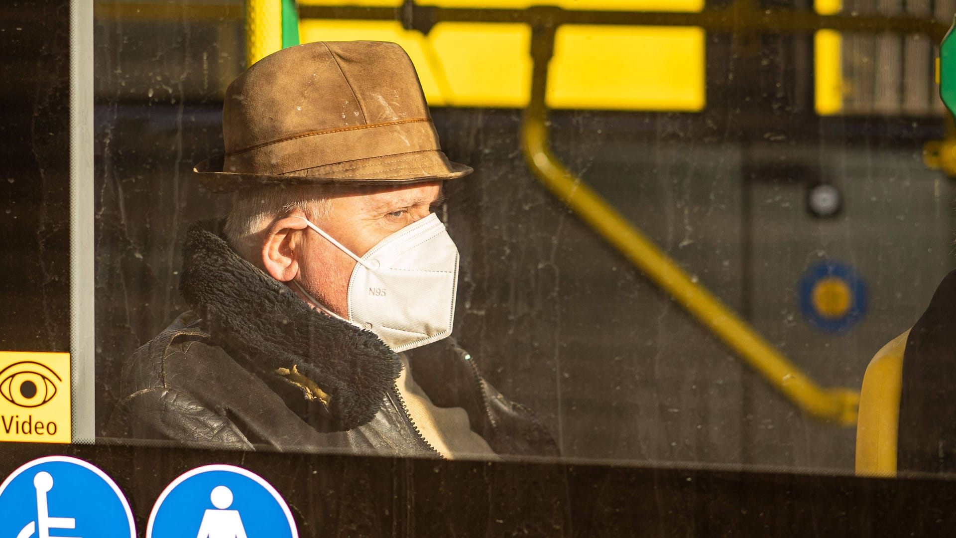 Maske im Nahverkehr (Archivbild): In Bayern fällt die Regelung. Maske im Nahverkehr (Archivbild): In Bayern fällt die Regelung.