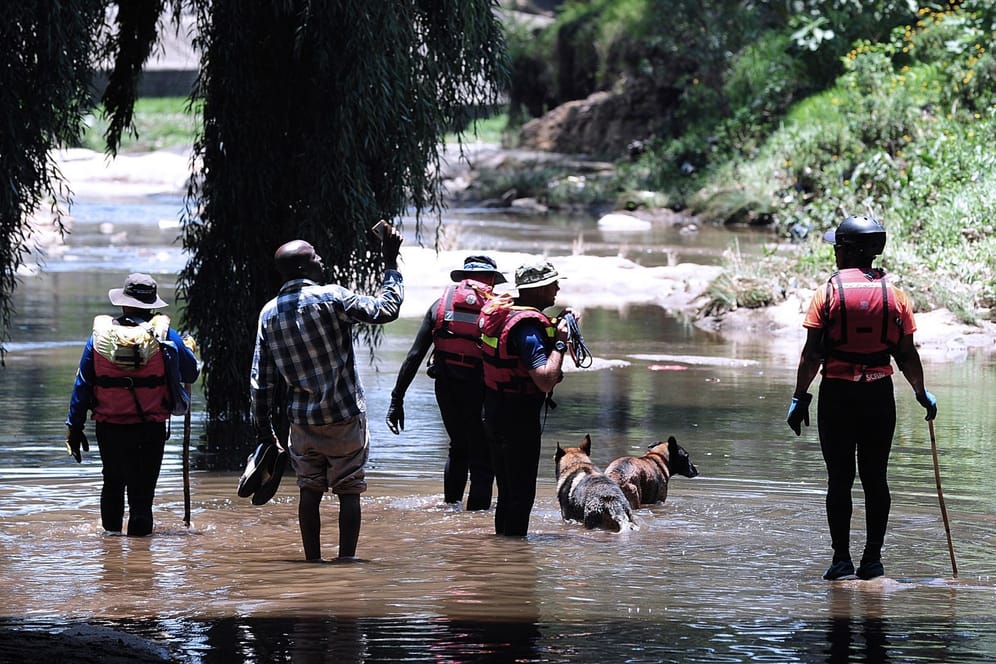 Rettungskräfte mit ihren Hunden am Jukskei-Fluss: Die Menschen seien von einer plötzlichen Sturzflut und starken Strömung überrascht worden, erklärte ein Sprecher.