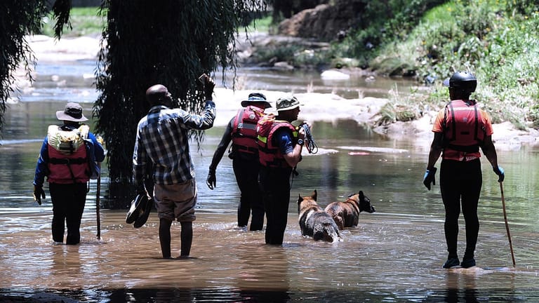 Rettungskräfte mit ihren Hunden am Jukskei-Fluss: Die Menschen seien von einer plötzlichen Sturzflut und starken Strömung überrascht worden, erklärte ein Sprecher.