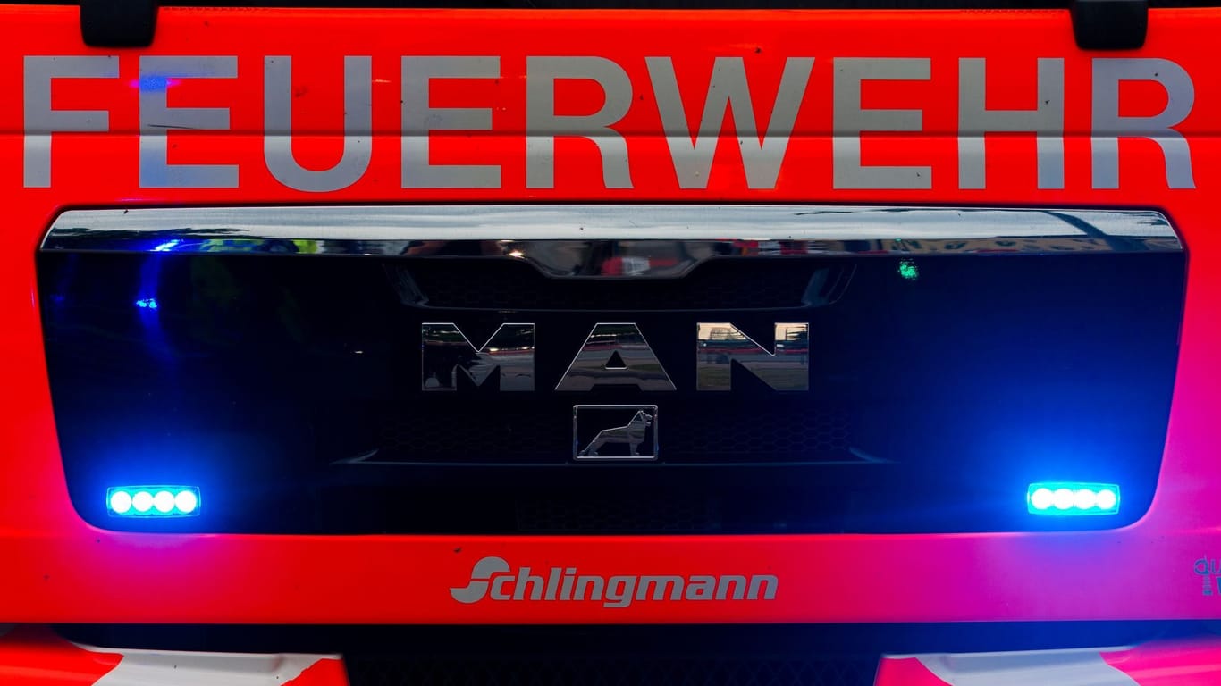 Einsatzwagen der Feuerwehr (Symbolbild): Auf Rügen kamen die Retter rechtzeitig – dank einer Postbotin.