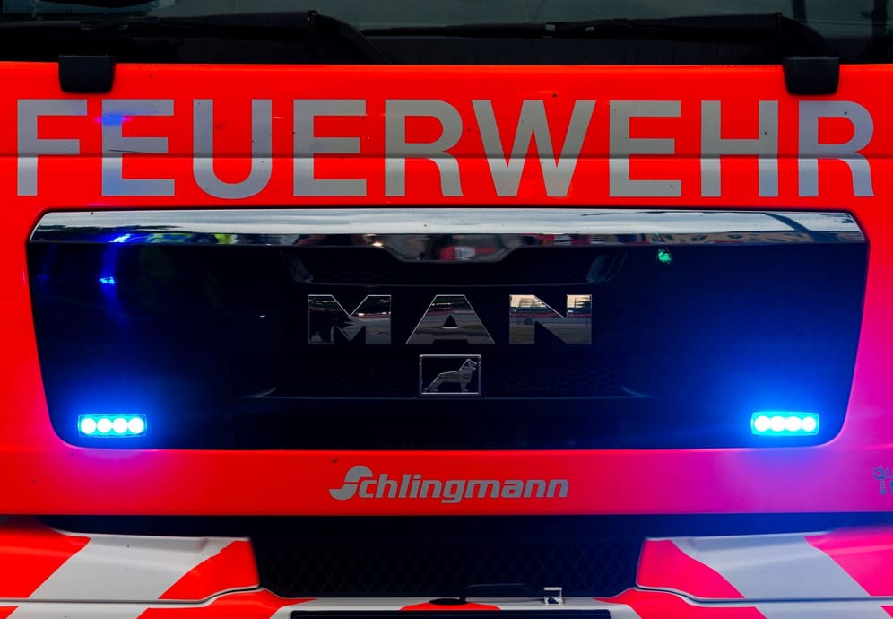 Einsatzwagen der Feuerwehr (Symbolbild): Auf Rügen kamen die Retter rechtzeitig – dank einer Postbotin.