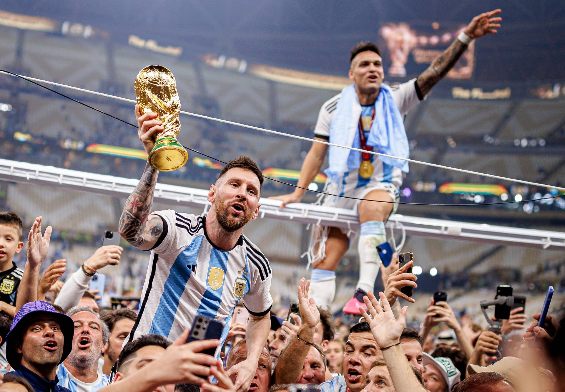 Es war die Krönung seiner unglaublichen Karriere: Lionel Messi hat Argentinien zum WM-Titel getragen. Mit zehn direkten Torbeteiligungen. Mit faszinierenden Geistesblitzen. Mit gleich zwei Treffern im vielleicht besten Endspiel, das die Fußball-WM je erlebt hat. Damit tritt "La Pulga", der Floh, den entscheidenden Schritt heraus aus dem Schatten Diego Maradonas. Und wie sich die Bilder schlussendlich doch glichen: Wie 1986 Maradona, trugen die argentinischen Fans nun Messi mit dem WM-Pokal in den Händen auf ihren Schultern durch das weite Stadionrund.