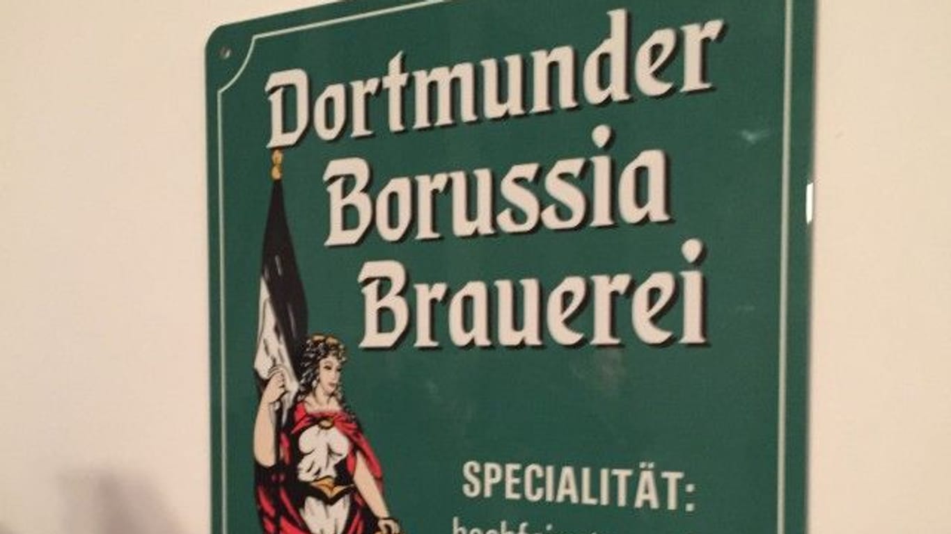 Ein altes Werbeschild der Borussia Brauerei: Laut Legende Inspiration für den schwarz-gelben Vereinsnamen.