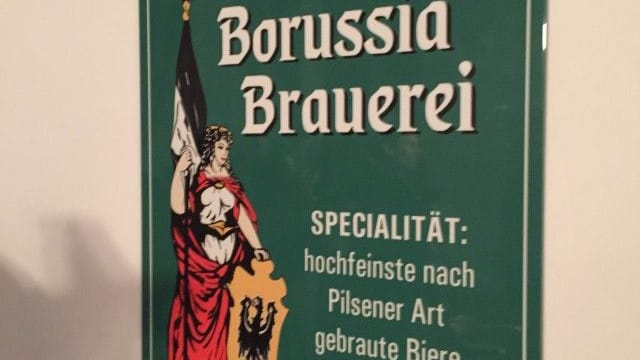 Ein altes Werbeschild der Borussia Brauerei: Laut Legende Inspiration für den schwarz-gelben Vereinsnamen.