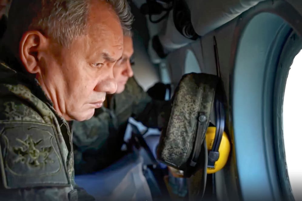Der russische Verteidigungsminister Sergei Schoigu blickt aus einem Hubschrauber: Er soll jetzt eine dem Ministerium nahestehende Söldner-Gruppe in die Ukraine geschickt haben.