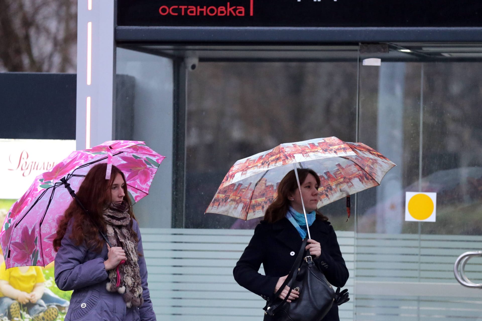 Zwei Frauen in Moskau (Archivbild): Zum zweiten Mal in diesem Jahr heben die russischen Behörden die Preise für Strom und Gas deutlich an.