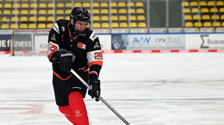 Per Mertesacker auf dem Eis: Der Ex-96er kehrt zum Eishockey-OpenAir an die Spielstätte der "Roten" zurück.