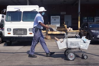 Ein Paketzusteller des US Postal Service bei der Arbeit.