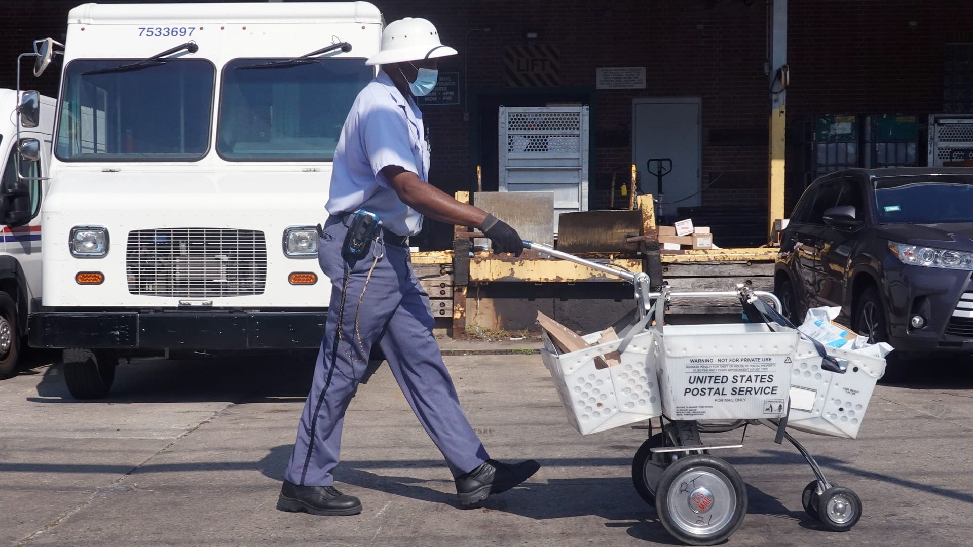 Ein Paketzusteller des US Postal Service bei der Arbeit.