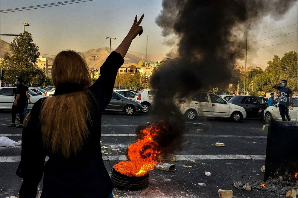 Immer mehr Frauen in Teheran weigern sich, das Kopftuch zu tragen.