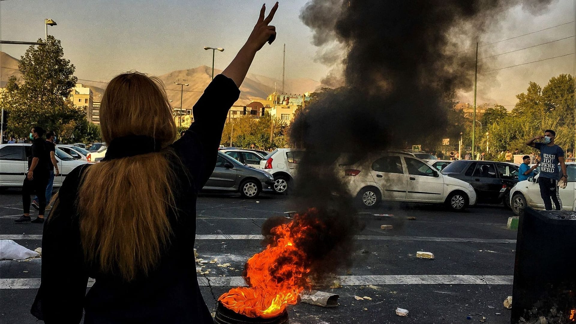 Immer mehr Frauen in Teheran weigern sich, das Kopftuch zu tragen.