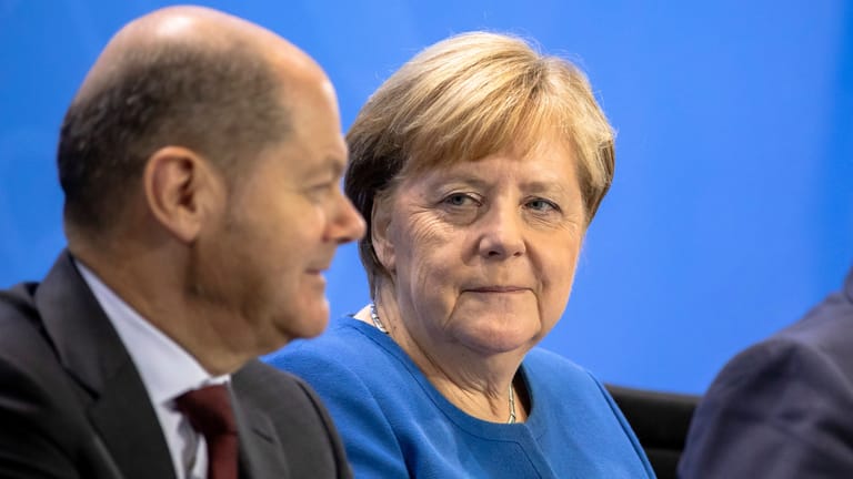Olaf Scholz, damals Bundesfinanzminister, neben Angela Merkel, damals Bundeskanzlerin bei einer Pressekonferenz.