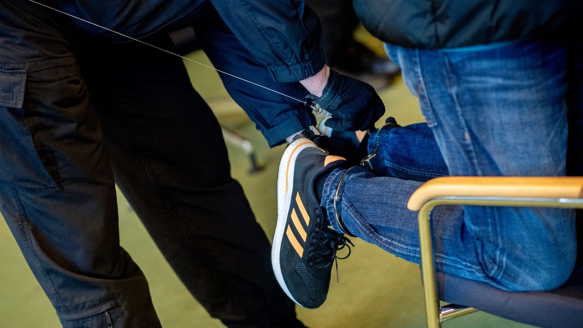 Ein Justizbeamter öffnet die Fußfesseln des Angeklagten: Die Verteidiger des Mannes kündigten bereits Rechtsmittel an.