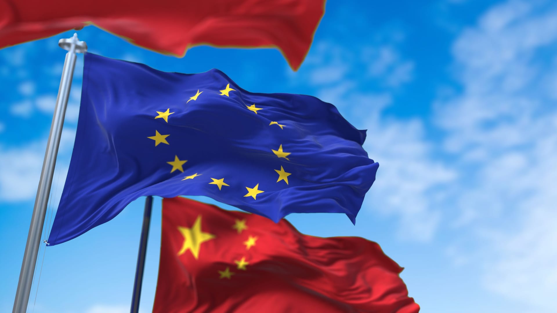 Flaggen von der EU und China: Die chinesischen Maßnahmen schaden den europäischen Unternehmen. Flaggen von der EU und China: Die chinesischen Maßnahmen schaden den europäischen Unternehmen.