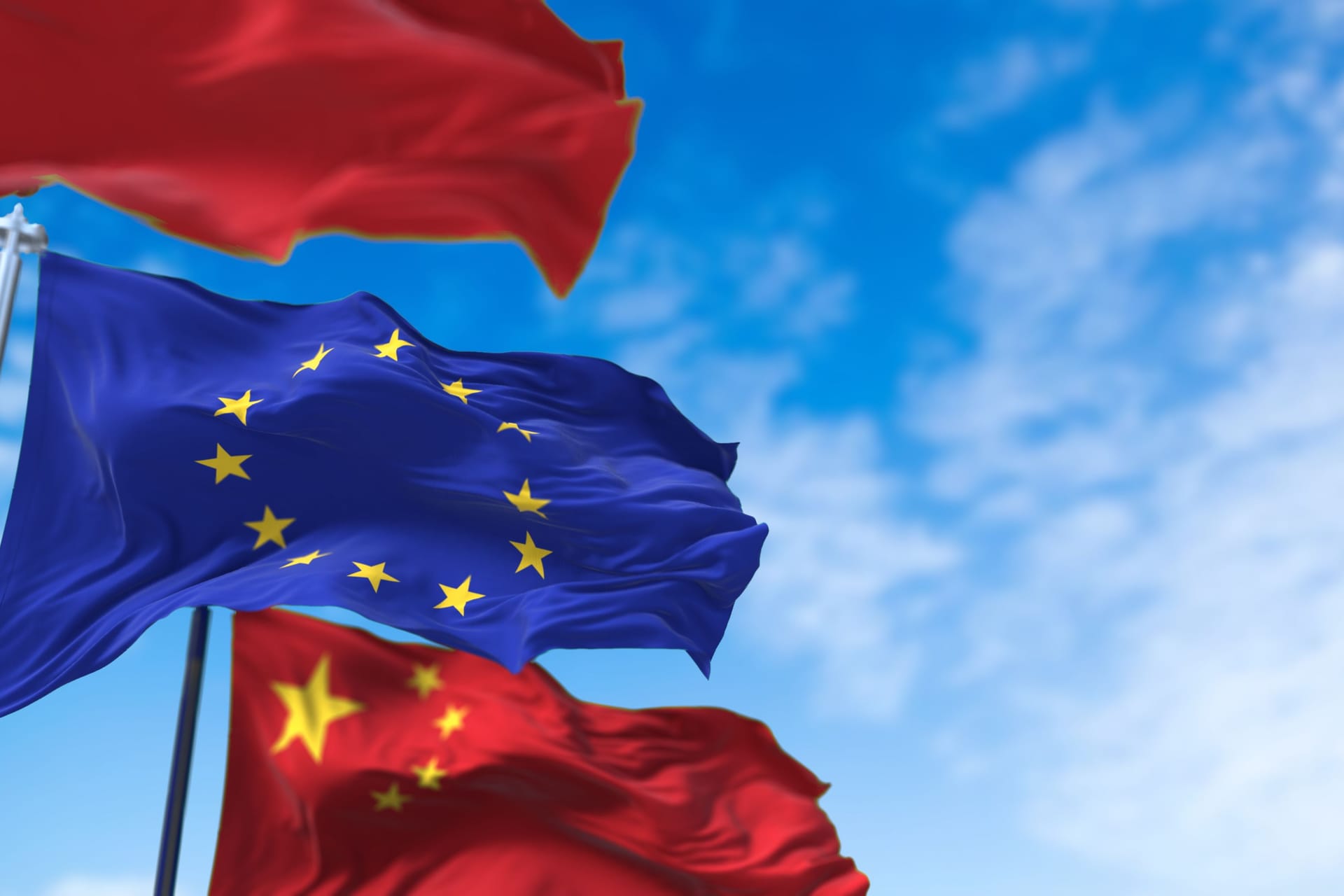 Flaggen von der EU und China: Die chinesischen Maßnahmen schaden den europäischen Unternehmen. Flaggen von der EU und China: Die chinesischen Maßnahmen schaden den europäischen Unternehmen.