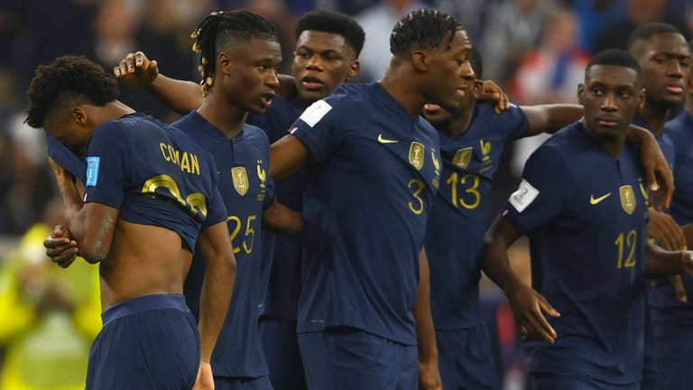 Kingsley Coman (l.): Der Franzose vergab seinen Versuch im Elfmeterschießen des WM-Finales.
