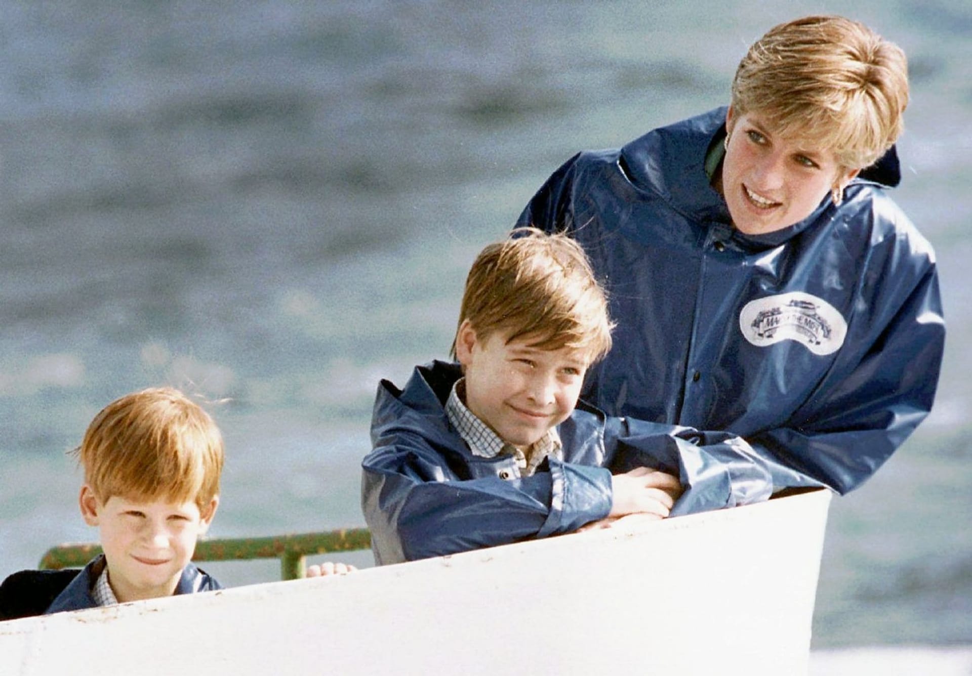 1991: Harry und William mit ihrer Mutter Diana.