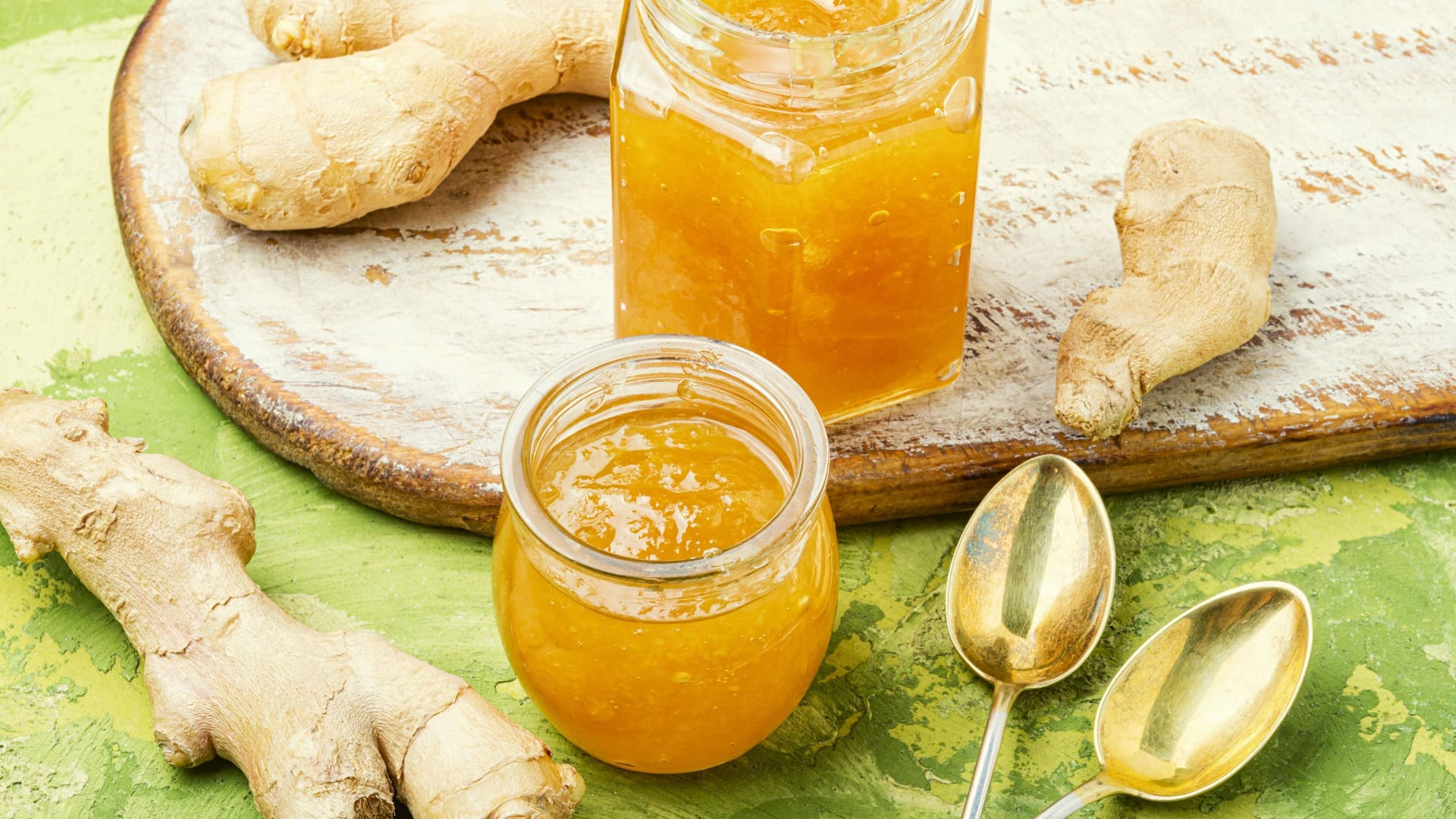 Für einen besonderen würzigen Geschmack, kann die Kaki-Marmelade mit Ingwer zubereitet werden.