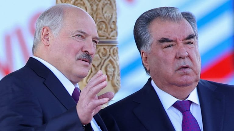 Lukashenko mit dem tadschikischen Präsidenten Rahmon: Er will vor allem verhindern, dass Russland Belarus einfach schluckt.
