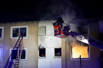 Einsatzkräfte bei Löscharbeiten: Der Wohnungsbrand ereignete sich im Wiesbadener Stadtteil Dotzheim.