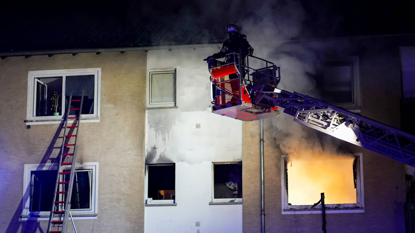 Einsatzkräfte bei Löscharbeiten: Der Wohnungsbrand ereignete sich im Wiesbadener Stadtteil Dotzheim.