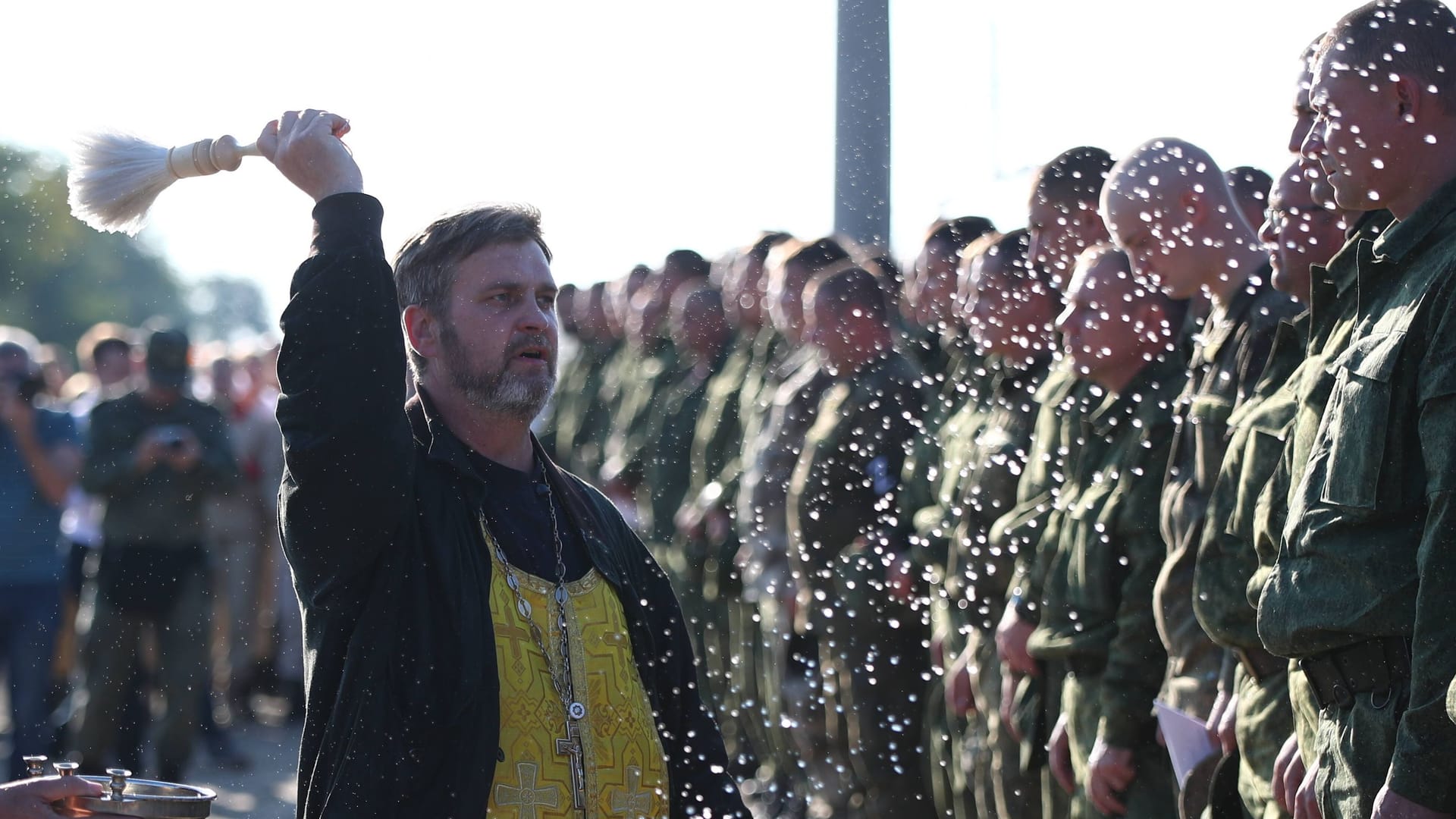 Ein russisch-orthodoxer Priester segnet russische Soldaten (Archivbild): Auch in der Ukraine untersteht die russisch-orthodoxe Kirche dem Patriarchen in Moskau.