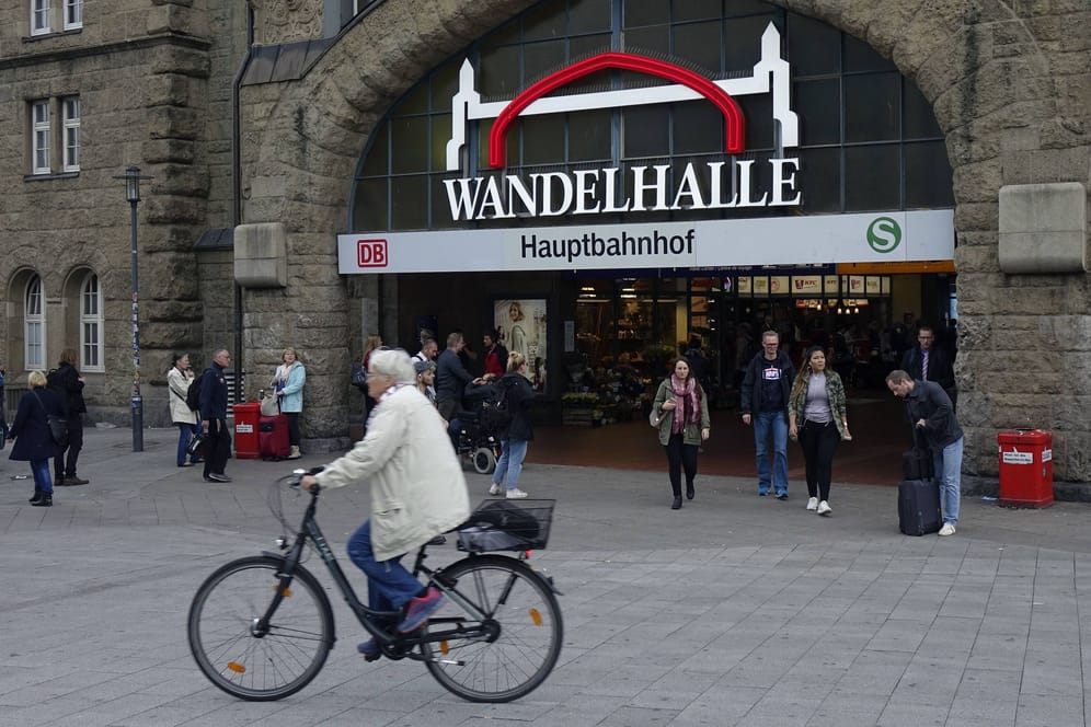 Der Eingang zur Wandelhalle des Hamburger Hauptbahnhofes (Archivbild): Hier lässt sich auch an den Feiertagen einkaufen.