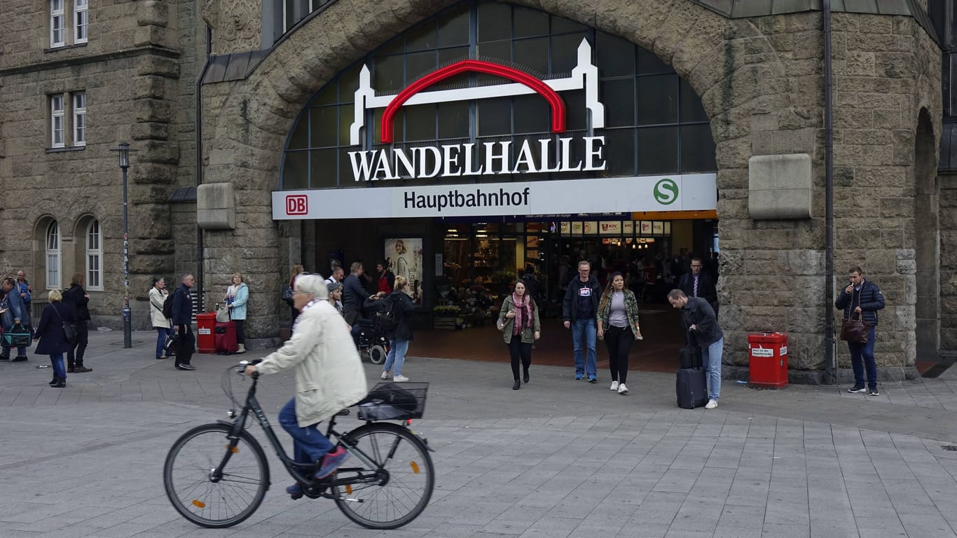 Der Eingang zur Wandelhalle des Hamburger Hauptbahnhofes (Archivbild): Hier lässt sich auch an den Feiertagen einkaufen.