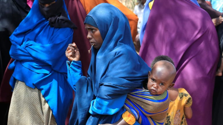 Frauen warten an einer Wasser-Ausgabe (Archiv): Durchschnittlich drei bis vier Kinder gebärt jede Kenianerin in ihrem Leben.