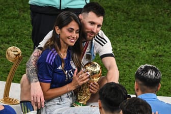 Fußball-WM 2022: Lionel Messi mit seiner Frau Antonela Roccuzzo nach dem Spiel.
