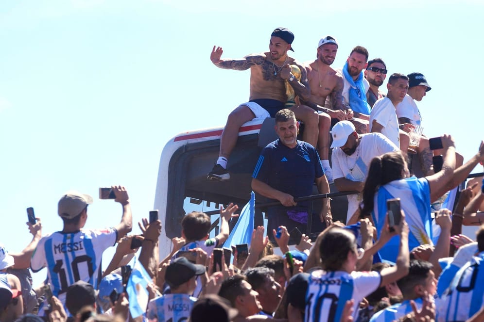 Leandro Paredes, Rodrigo De Paul, Lionel Messi und Nicolas Otamendi (v. l. n. r.): Die Weltmeister fuhren auf einem Bus durch Buenos Aires.