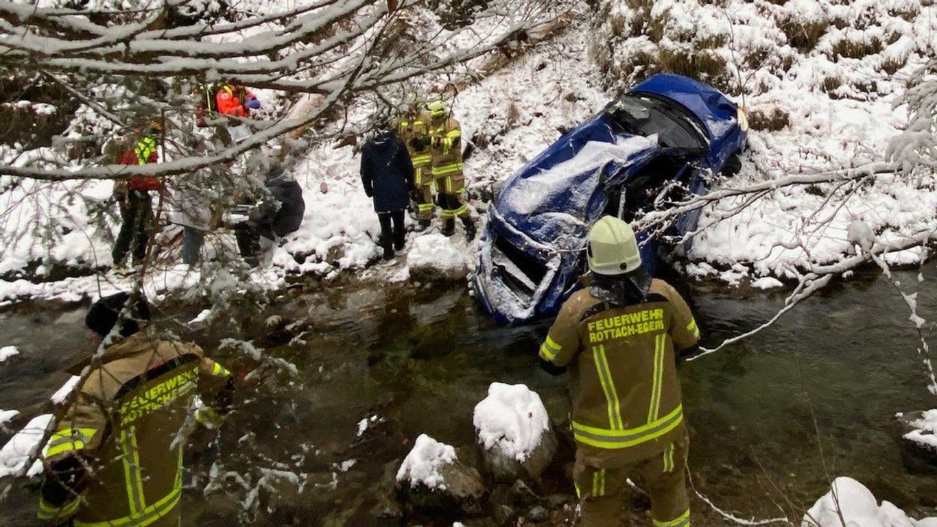 Einsatzkräfte am Unfallort: Die Insassen des Autos hatten laut Feuerwehr "sehr viel Glück im Unglück".