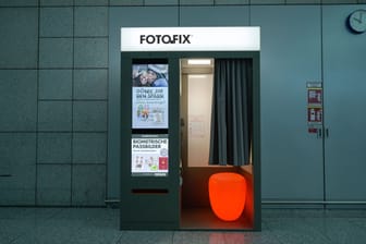 Ein Fotoautomat (Symbolbild): In einer solchen Kabine soll ein Mann in Bonn eine Frau vergewaltigt haben.