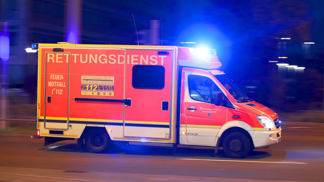 Ein Rettungsfahrzeug im Einsatz (Symbolfoto): Ein Rettungshubschrauber brachte die junge Frau zunächst in ein Krankenhaus.