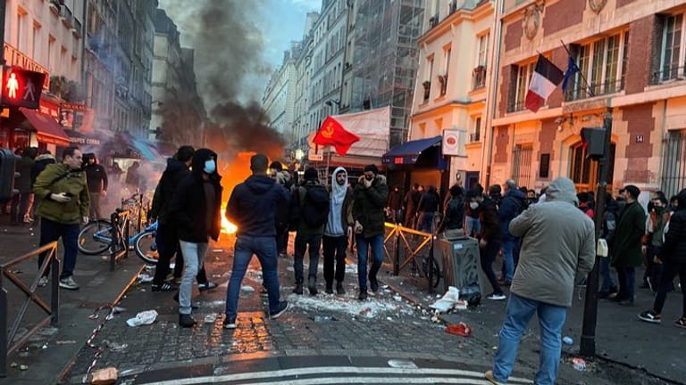 Nach den tödlichen Schüssen kam es gen Abend zu Demonstrationen von Kurden in Paris.