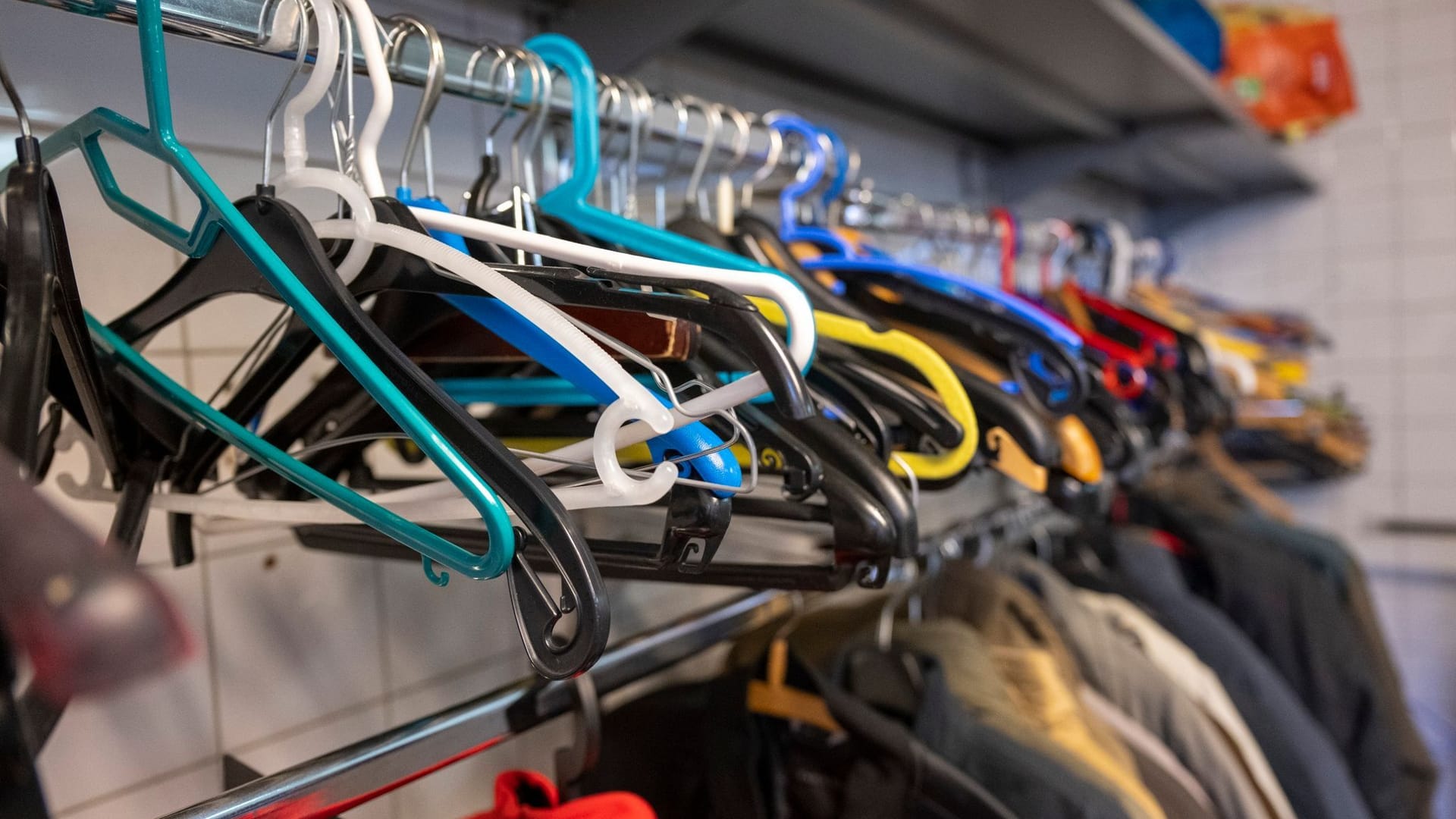 Leere Kleiderbügel in der Kleiderkammer der Berliner Stadtmission: Die Einrichtung benötigt dringend Spenden. Leere Kleiderbügel in der Kleiderkammer der Berliner Stadtmission: Die Einrichtung benötigt dringend Spenden.